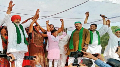 Uttar Pradesh: Rakesh Tikait, Medha Patkar visit farmers protesting against expansion of Azamgarh airport