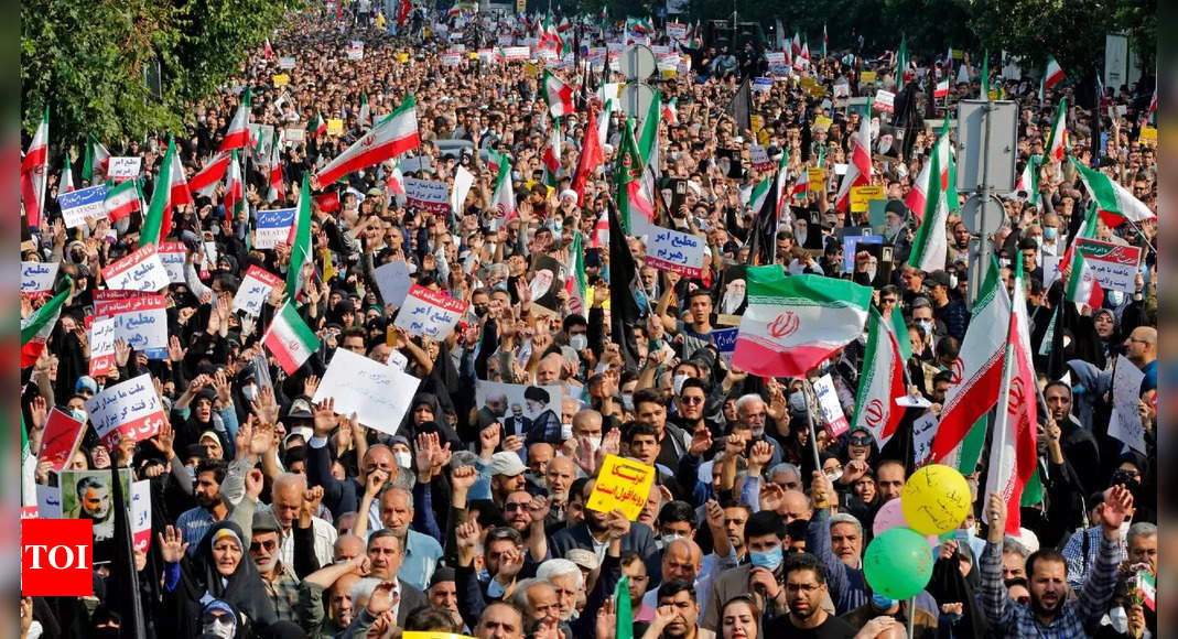 Iran protests rage on streets as officials renew threats – Times of India
