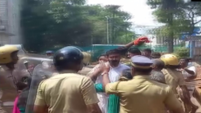 Thiruvananthapuram mayor's letter row: BJYM workers clash with cops