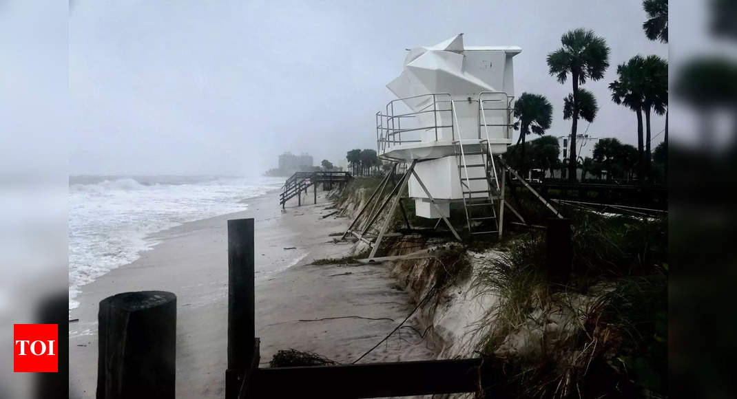 La tempête tropicale Nicole frappe la Floride, abattant des lignes électriques et tuant deux personnes