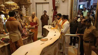 'Uunchai' release: Amitabh Bachchan visits Siddhivinayak temple with Abhishek Bachchan to seek Bappa's blessings