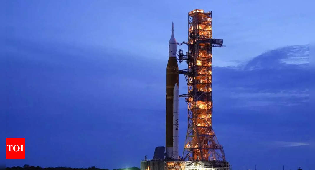 La nouvelle fusée lunaire de la NASA testée par des vents de force ouragan sur la rampe de lancement de Floride