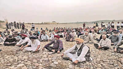Punjab: Tippers stone-pelted to stop illegal mining