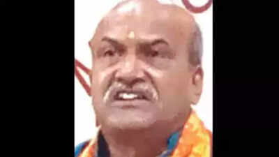 Pramod Muthalik warns of vandalising Tipu Sultan's statue, if it's installed in Karnataka