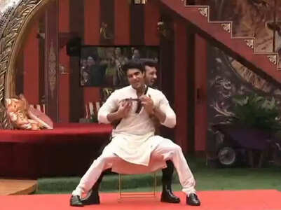 BB16: Ankit Gupta gives Arjun Bijlani a 'lap dance'