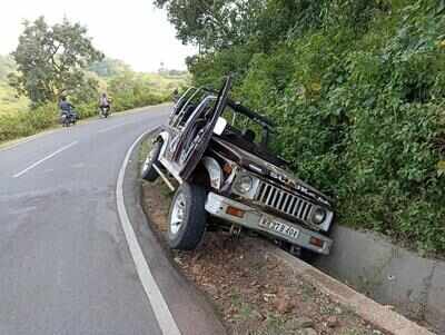 Melghat tourists escape unhurt as Gypsy crashes into roadside drain