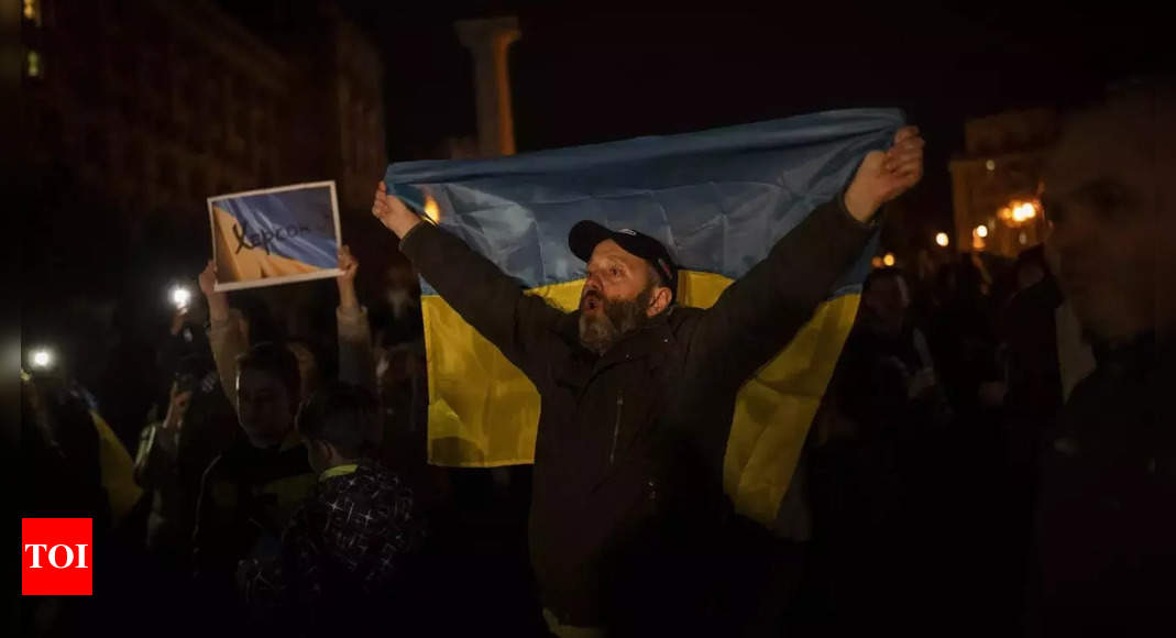 Ukrainians celebrate soldiers retaking Kherson, Russia's latest defeat