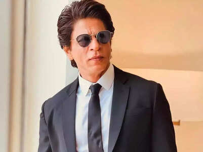 SRK stopped by customs officials at airport