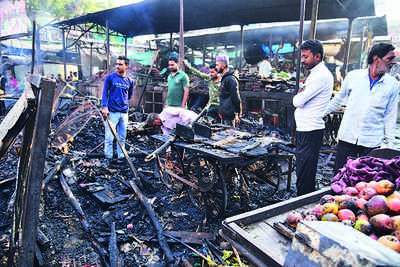 10 pushcarts & shop gutted at Chandpole veggie market