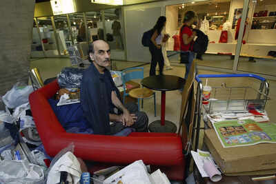 Iranian who inspired 'The Terminal' dies at Paris airport
