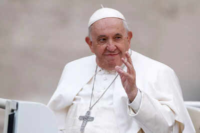 Pope Francis denounces 'sirens of populism' as he marks day for poor