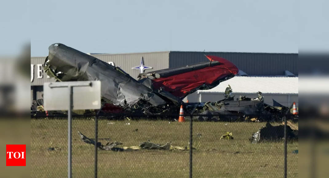 6 killed after vintage aircraft collide at Dallas air show – Times of India