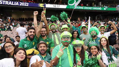 T20 World Cup: Pakistan fans own MCG, but England take the game