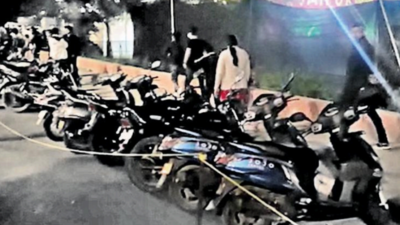 Jaipur: Illegal parking, encroachments choke road during night market at Jal Mahal