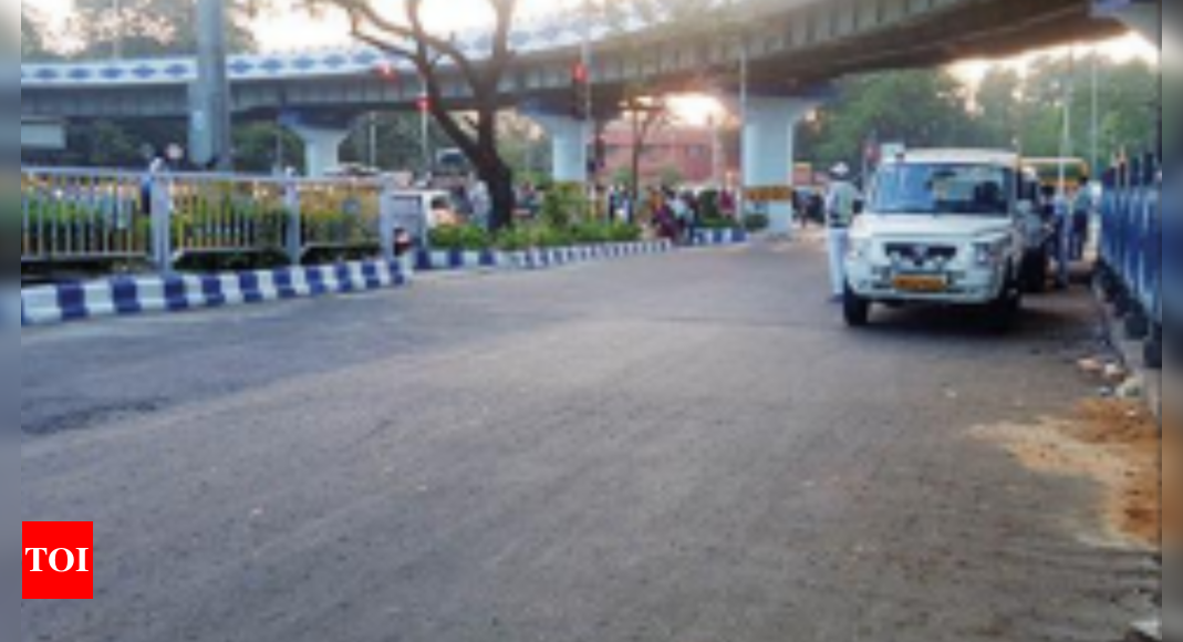 Kolkata: 72-year-old comes under bus while crossing road at ...