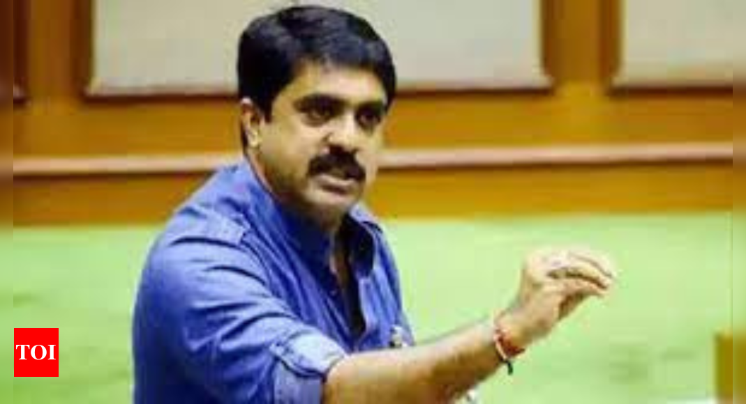 Goa: GFP chief Vijai Sardesai urges civil supplies minister Ravi Naik to act against those pilfering foodgrains