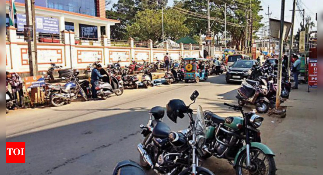 Assam: Chaotic parking near deputy commissioner office leads to traffic ...