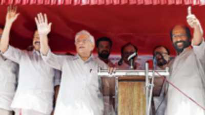 Kerala: Thousands participate but Raj Bhavan march turns out to be a tame affair
