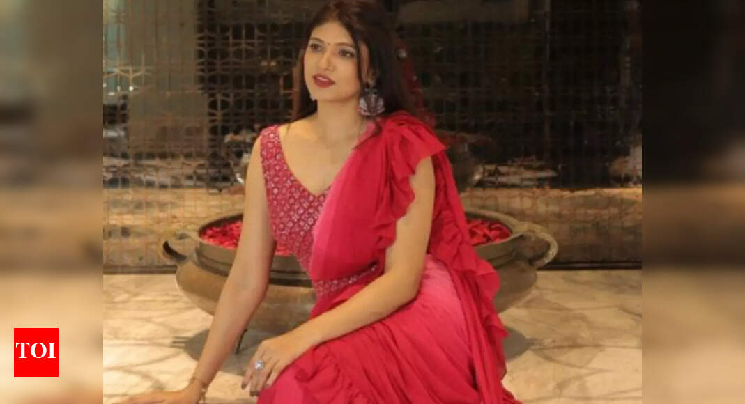 Jolly Rathod look graceful in a pink ruffle saree, see pic | Gujarati ...