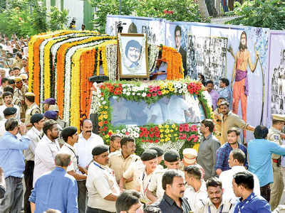 Tollywood celebs, politicians and fans bid adieu to Superstar Krishna