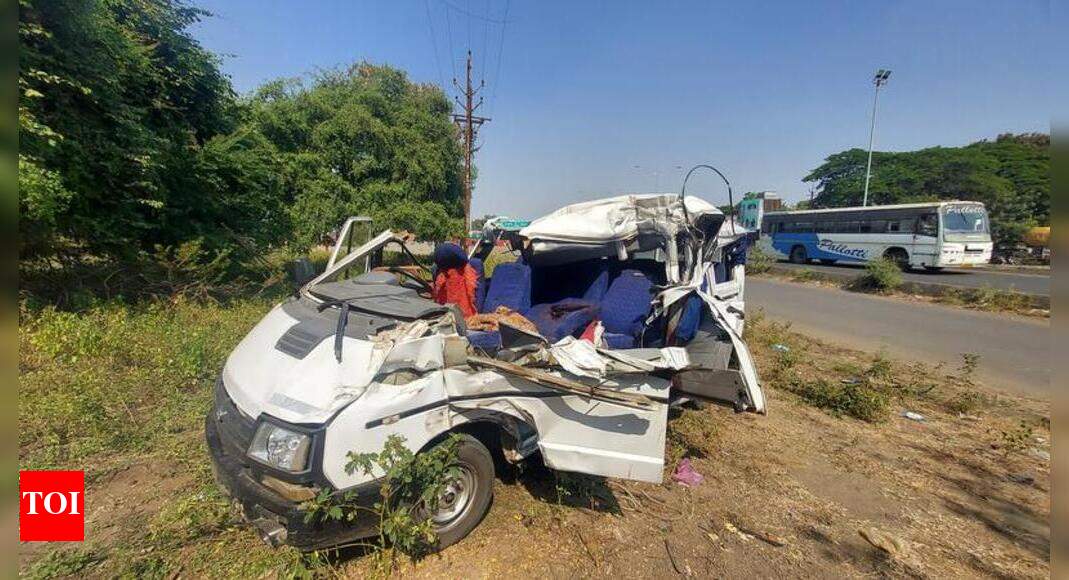 2 die, 10 injured as car rams into parked truck without tail lights ...