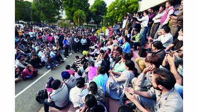 46 members of PGI staffers’ union held for holding protest
