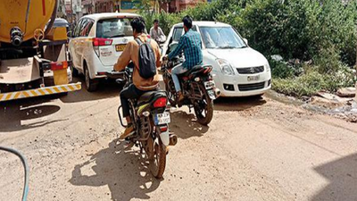 Key road in poor Karnataka, commuters try detours