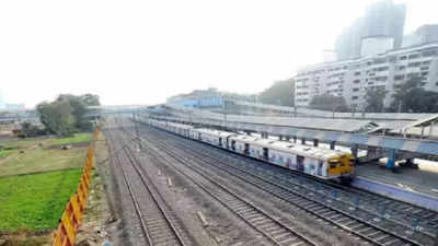 Thane: Late arrival of train sparks row