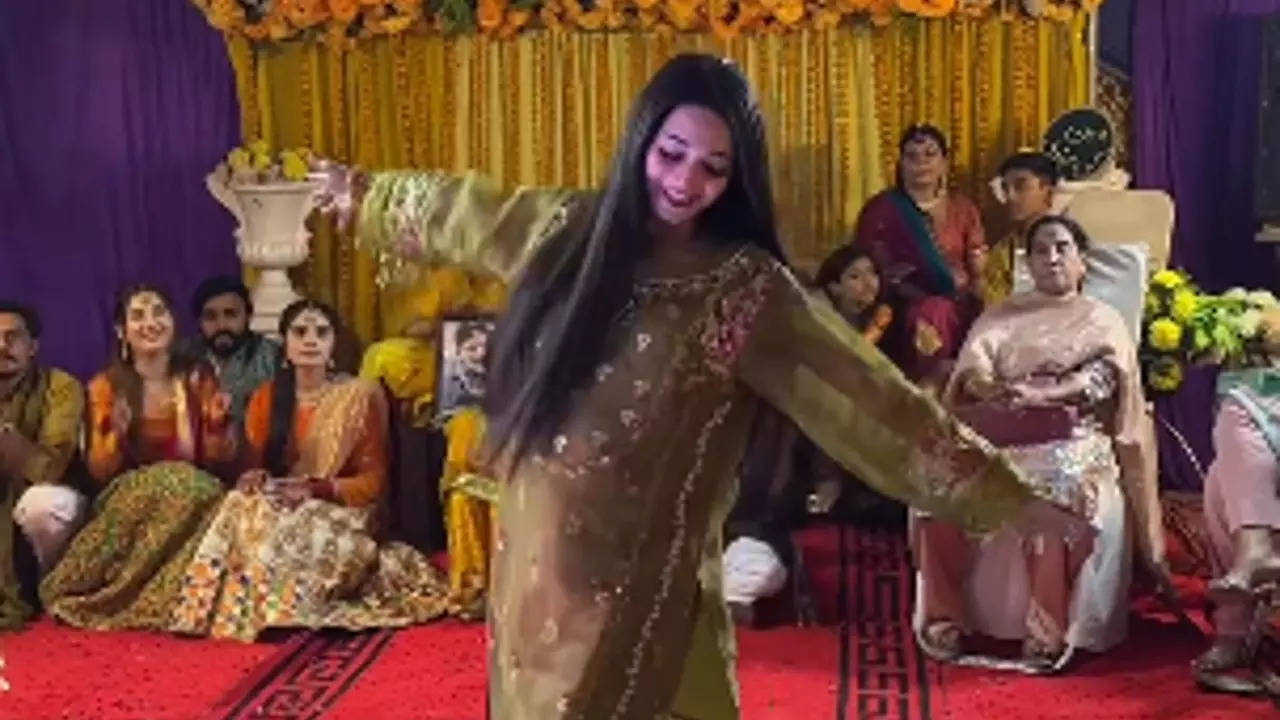 Pak woman dances to Lata Mangeshkar's Mera Dil Ye Pukare at a wedding.  Watch | Trending - Hindustan Times