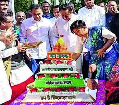 This year's icing on Christmas cake in Kolkata: Symbols of political  parties- The New Indian Express
