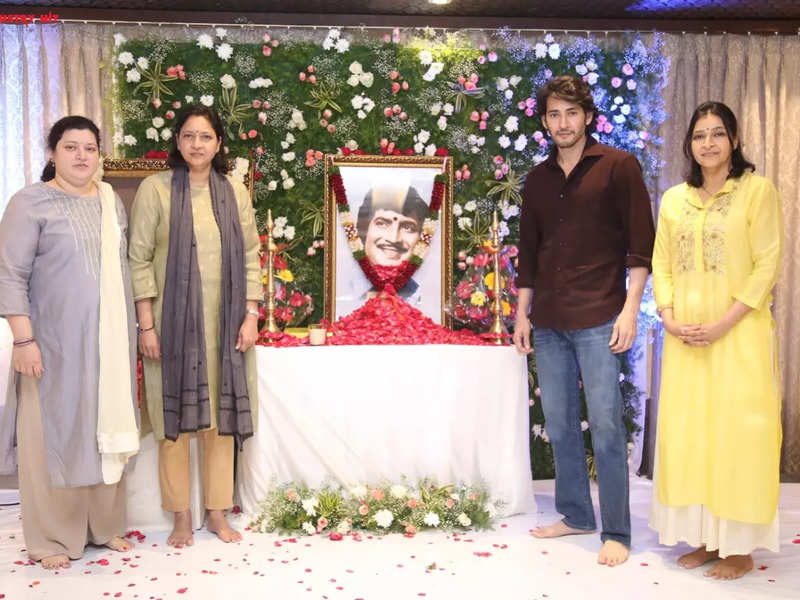 Mahesh Babu and family hold prayer meet for late actor Superstar Krishna, see pics
