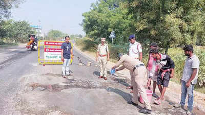 Police fill up potholes for commuters in Yadgir