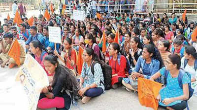 Karnataka: Engineering students protest against admission fees