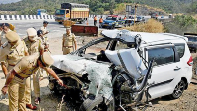 6 dead, 4 hurt as SUV crashes into trailer on Mumbai-Pune expressway