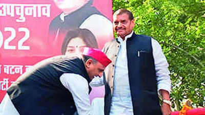 Patch-up signal: Akhilesh Yadav, Shivpal Yadav share dais for first time in 6 years