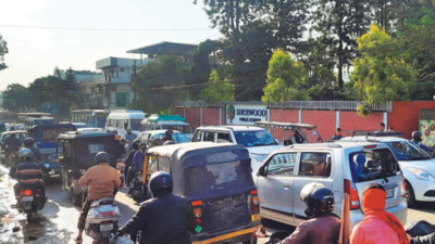 Who is to be blamed for traffic mess outside schools in Dehradun?