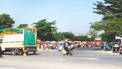 Nashik: Little down the road from Mirchi hotel, signal missing at another busy junction