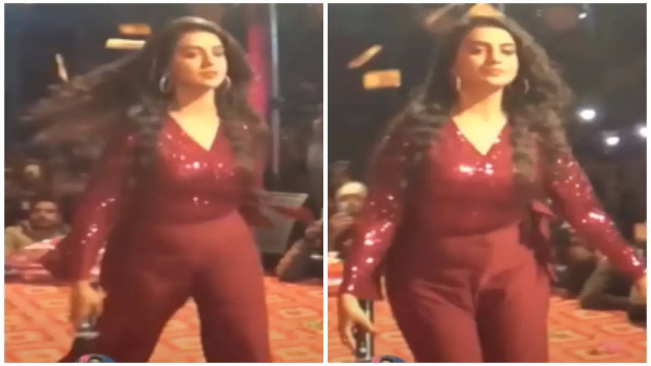 Akshara Singh walks off the stage after being insulted by a person |  Bhojpuri Movie News - Times of India