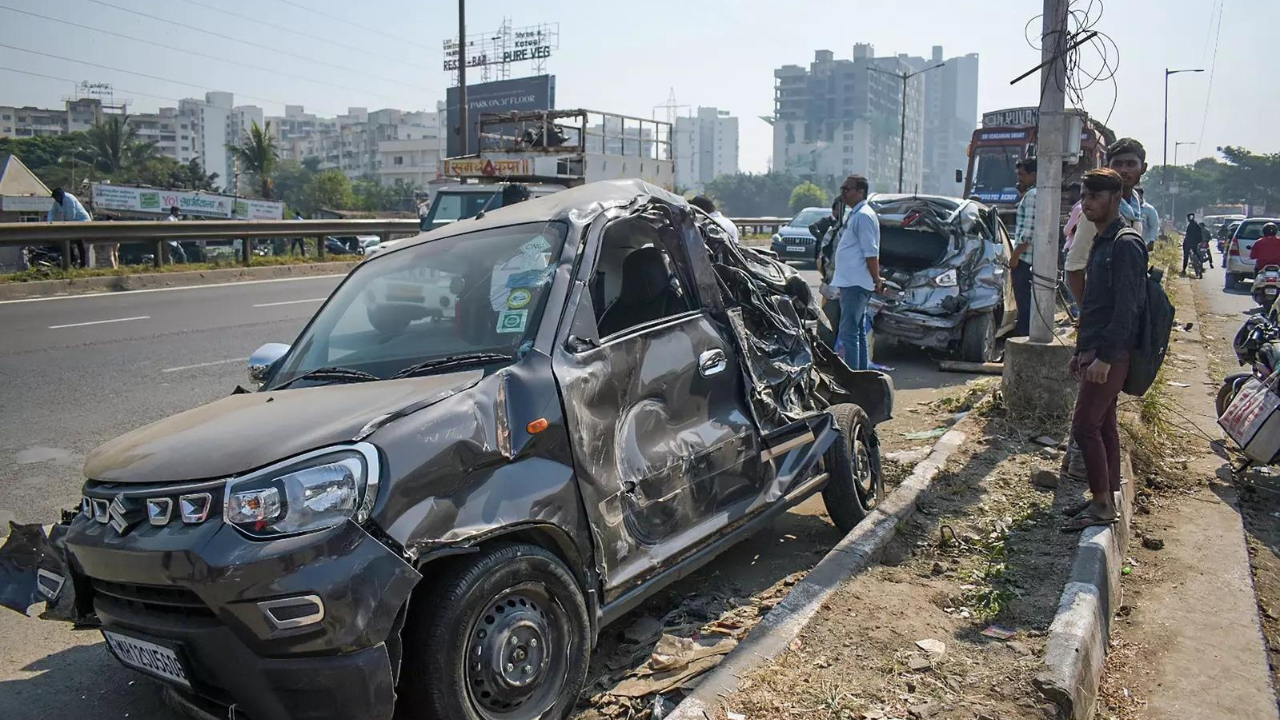 Tow truck got stuck with its crane on a bridge, causing severe damage to  the loaded vehicle. 25 September 2021 xpost from Catastrophic Failure :  r/Hookit