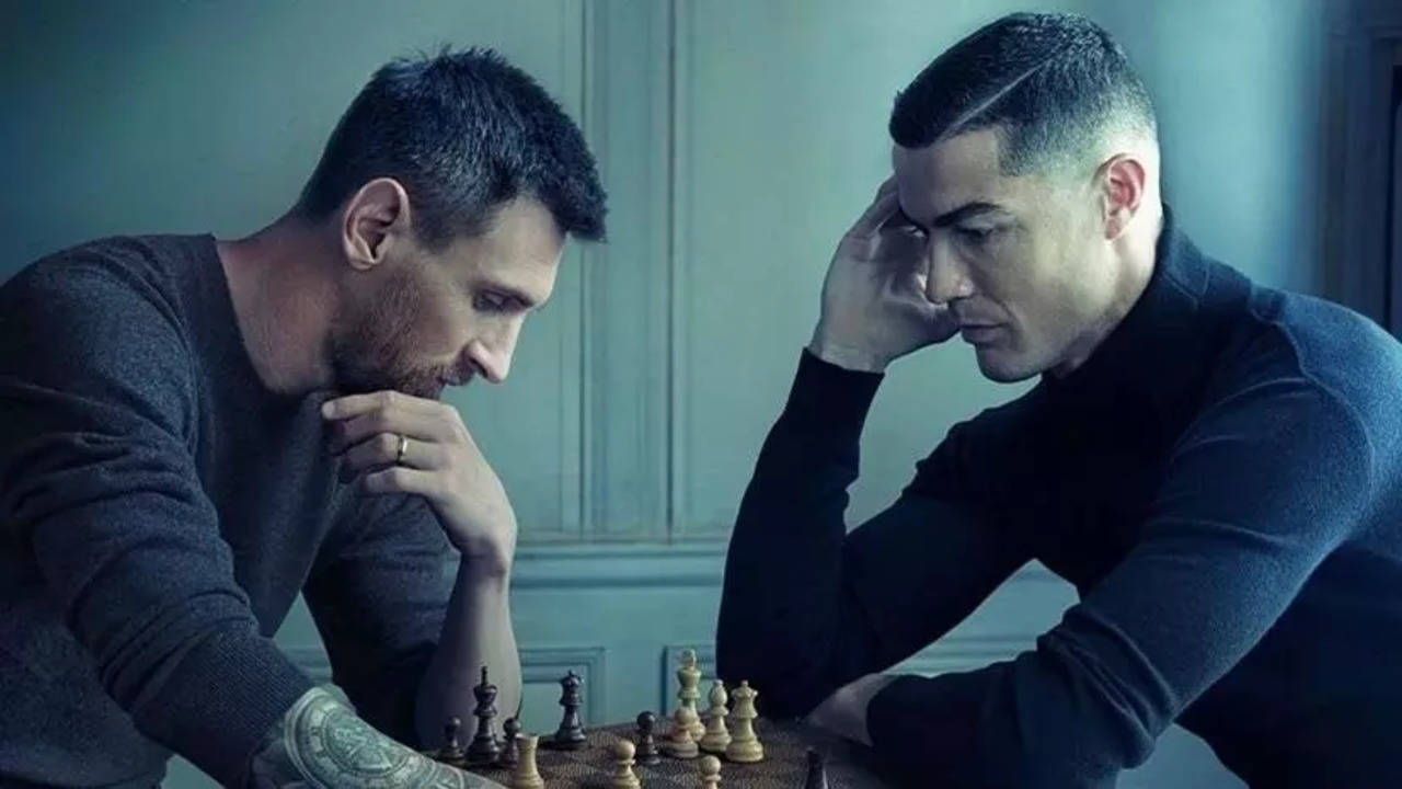 Who won the game?': Iconic photo of Messi-Ronaldo playing chess has become  fodder for memes - Times of India