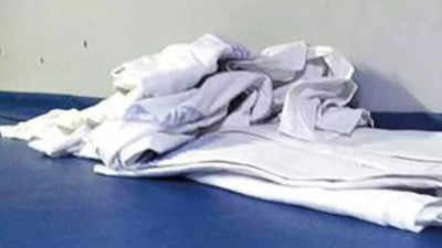 Chennai: Linen not given, passengers pull chain to stop train
