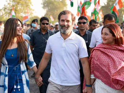Rashami, Akanksha walk with Rahul Gandhi