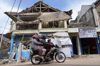 Indonesia quake toll jumps to 268, rescuers hunt for survivors