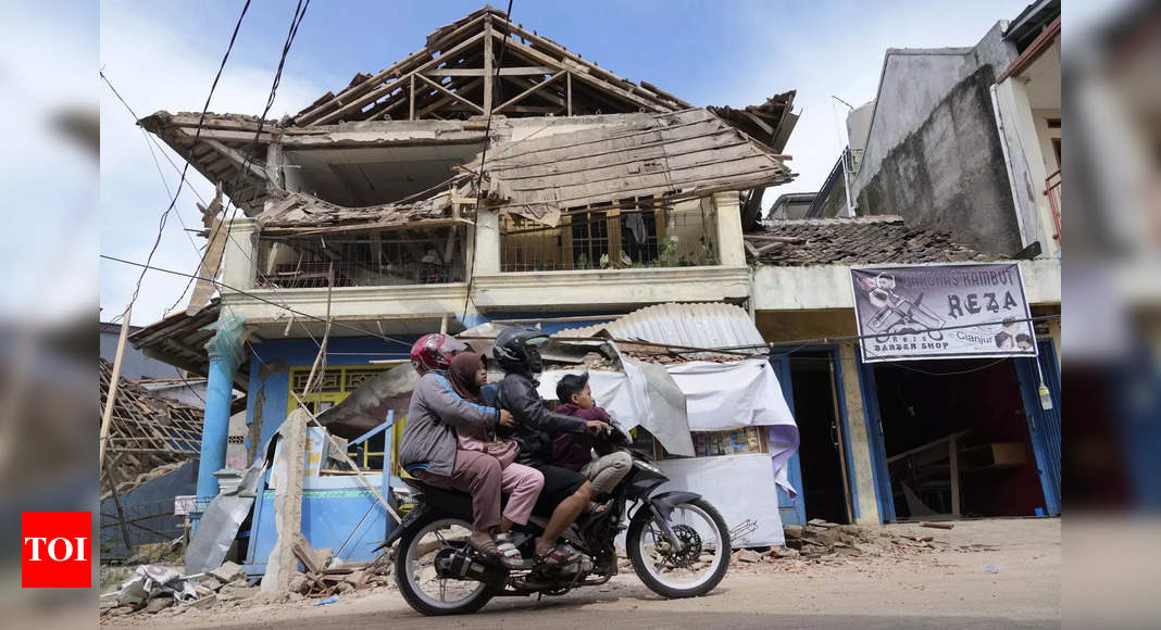 Indonesia quake toll jumps to 268, rescuers hunt for survivors – Times of India