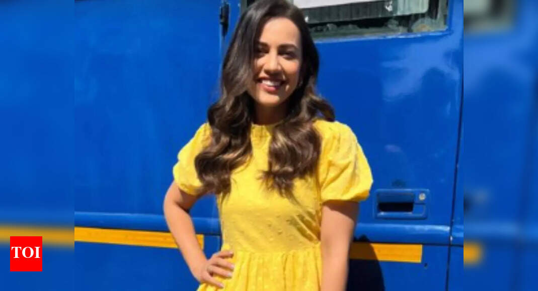 Esha Kansara looks as fresh as a blooming flower in the latest picture ...