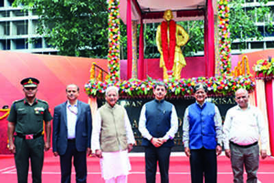 TN guv unveils Lal Bahadur Shastri statue at Chennai bldg