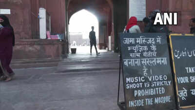 In latest diktat, Delhi's Jama Masjid bans solitary and group entry for girls