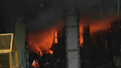 Delhi: 7 hours on, fire fighting still under way at Chandni Chowk