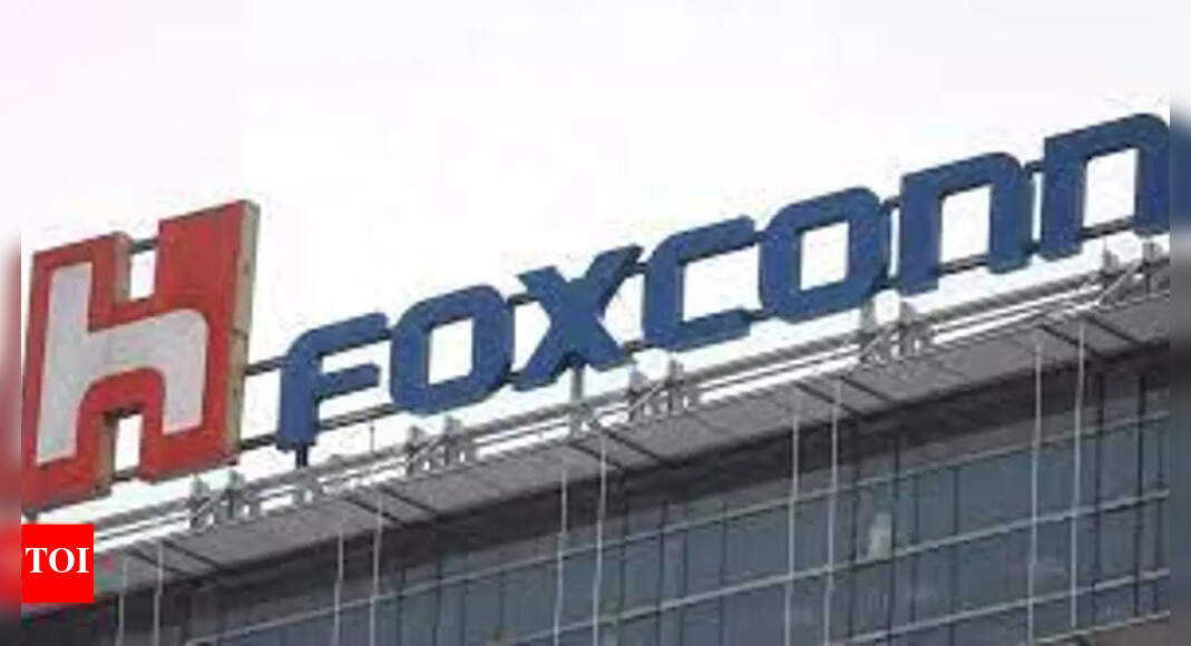 Foxconn offers staff $1.4k to leave – Times of India