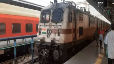 Erode: S Muthusamy urges railways not to evict residents